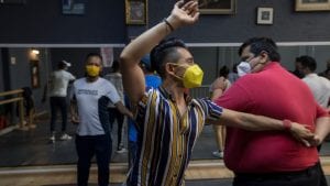 Crean estudio de clases de baile de salsa para personas LGBTTTI+ en Ciudad de México